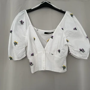 Gullig topp - Topp från Bikbok, aldrig blivit använd då den är för liten för mig.