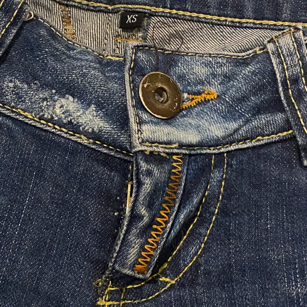 Utsvängd low waisted byxor med annorlunda fickor Säljer billigt för att jag vill bli av me de💕. Jeans & Byxor.