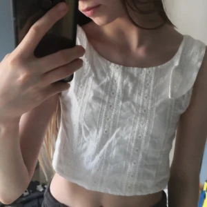 Sommar linne från zara  - Super snygg sommar linne som har blivit för litet. Jätte bra skick, inga håll eller fläckar. Skriv för flera bilder🤍