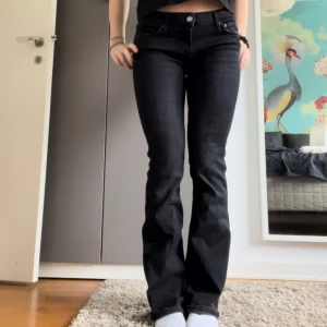 Bootcut jeans - Ett par svarta lågmidjade bootcutjeans som knappt är använda. Midjemått tvärs över: 35-36cm. Innerbenslängd: 81cm💗