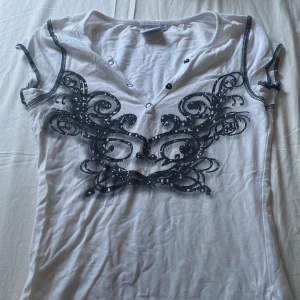 Y2k tröja med curved midja - Snygg y2k tröja som är i storlek s sitter snyggt och bra vid midjan. Säljer för det inte är min stil💕 märke- betterbodies