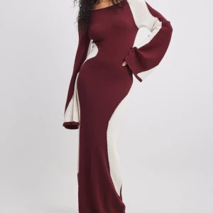 Klänning lång  - Super fin lång klänning från nakd med vida armar🥰 nypris 900kr den är använd endast en gång! 