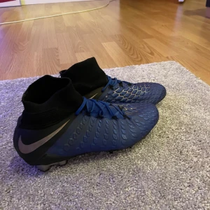 Nike hypervenom - Säljer nu mina sällsynta hypervenoms i storlek 42. Finns små skavanker men i fint skick!