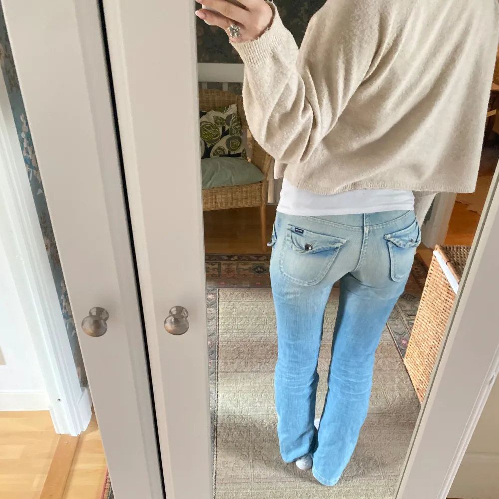 Intresse koll på mina absoluta favorit jeans. Jeansen är låg midjade och bootcut, de är gjorda i Portugal och märket heter celtic . Säljer eftersom att de blivit lite för små i midjan på mig. Storlek S. Midjemått: 35 rakt över och längd ca 100cm.. Jeans & Byxor.