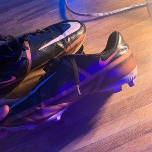  Shoes  - Storlek är 37.5 och skorna var populära runt 2022 men är fortfarande väldigt snygga och bra 