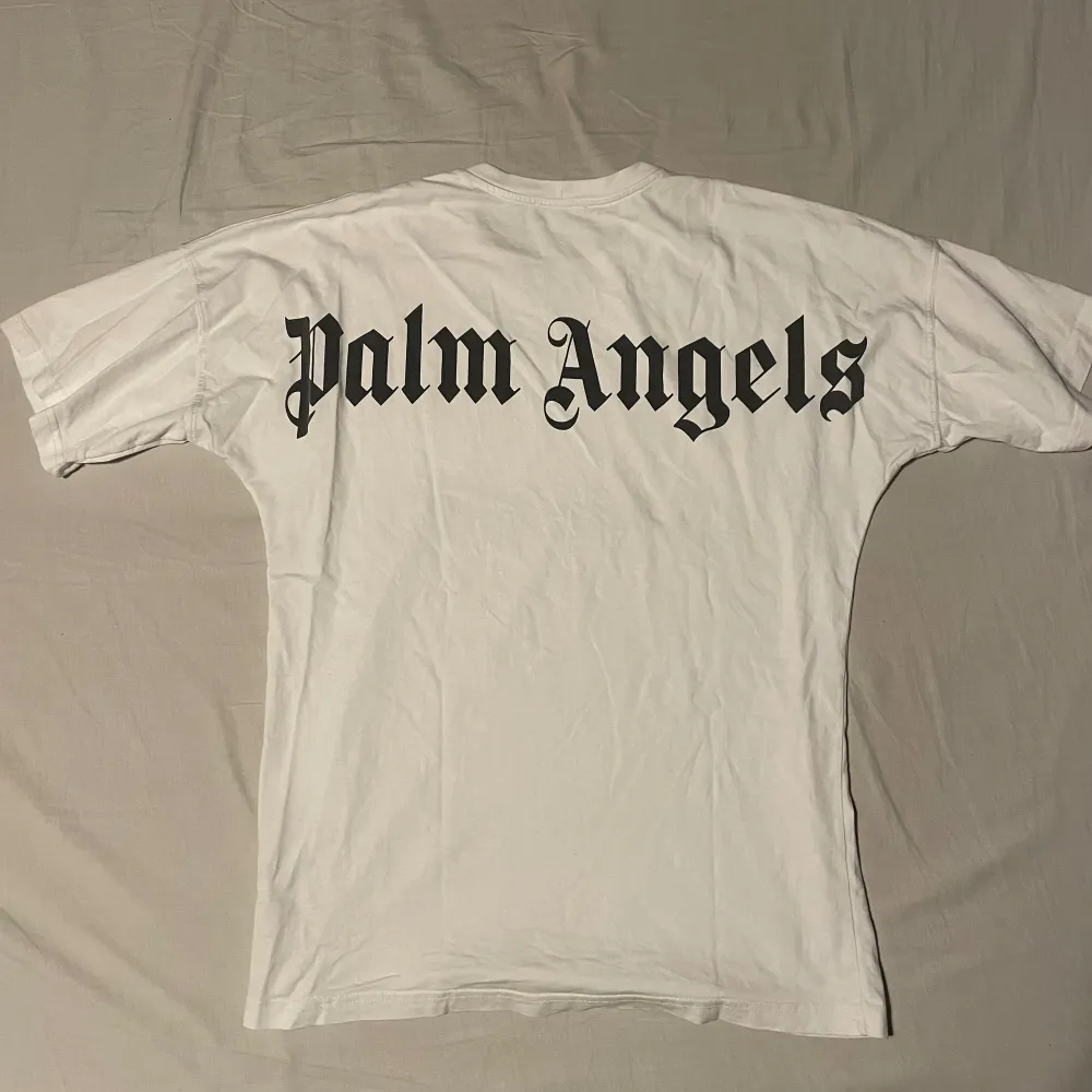Säljer nu min oversized 1:1 Palm Angels T-shirt i storlek S med nfc till Palm Angels riktiga hemsida. Jag är 186 och den sitter bra på mig. Vid intresse hör av er! . T-shirts.