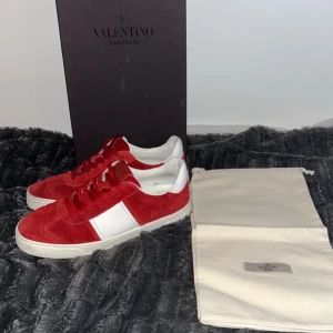 Valentino flycrew - Eftertraktade flycrews i färgen röd✅, nypris för dessa ligger runt 7000, mitt pris 4400 men är ej hugget i sten. Kom med bud och förslag!
