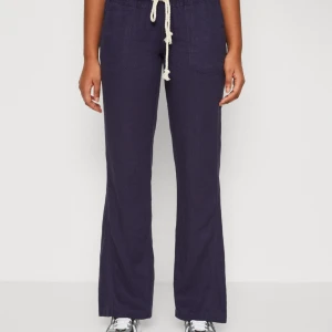 Roxy byxor  - Säljer mina navy färgade Roxy byxor som är helt oanvända och bara blivit testade!!💕  Lappen sitter kvar på byxorna!!☺️💞