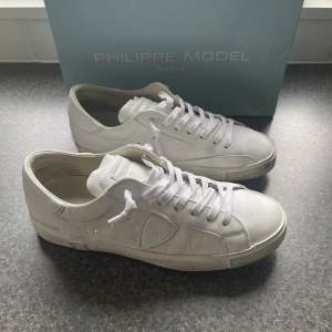 Tjena! Säljer nu dessa feta PhilippeModel skor i storleken 41🙌 Skorna är i grymt bra skick! Nästan som nya!! För fler frågor eller bilder är det bara att skriva🤝