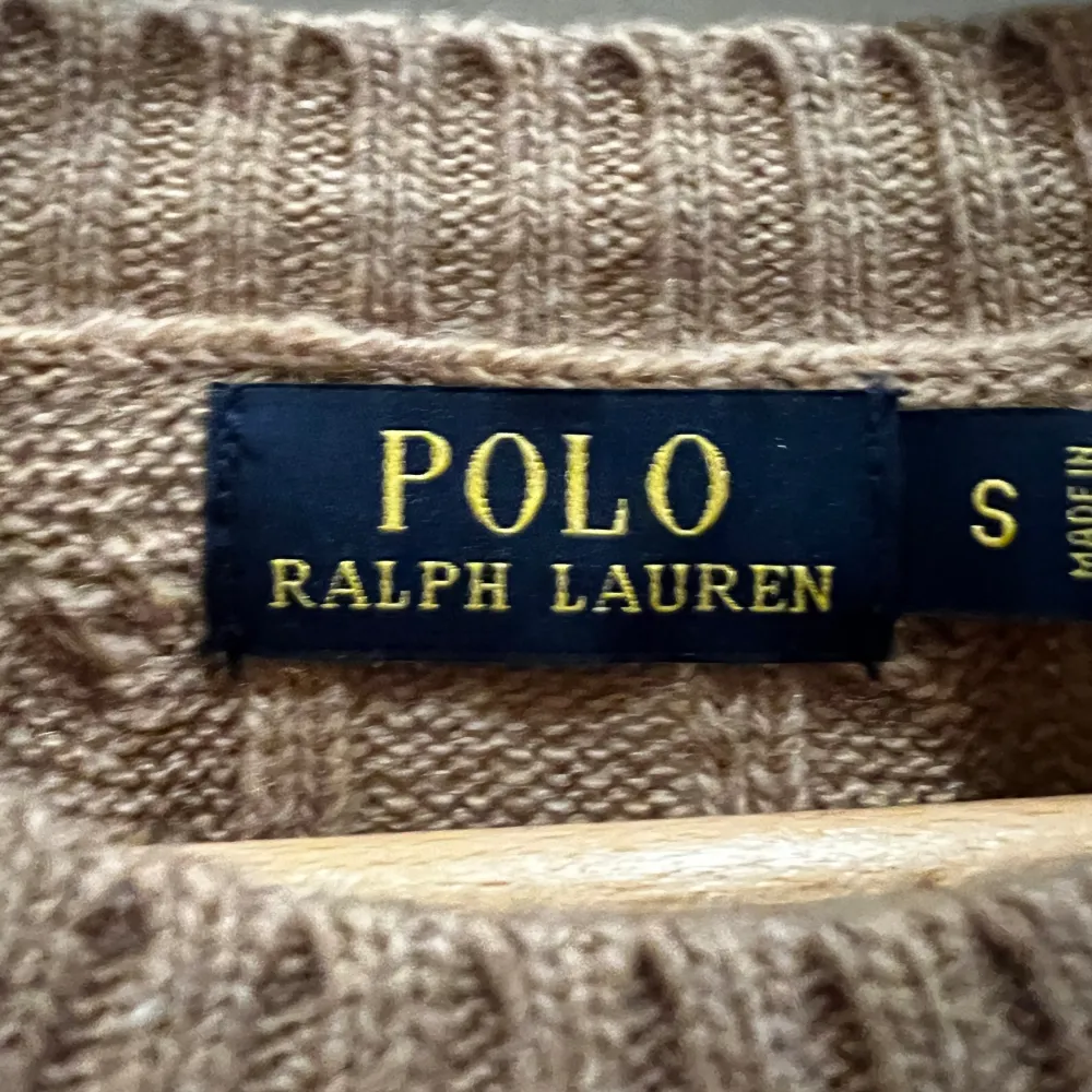 Snygg och oanvänd kabelstickad polo Ralph lauren tröja. Skick 10/10 Storlek S. Tröjor & Koftor.