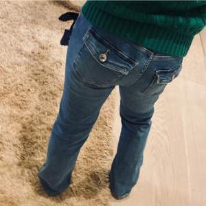 Bootcut midwaist jeans från Gina Tricot. Säljer för 235kr eftersom de är lite nedtrappande. Kontakta, tryck ej på ”KÖP NU” knappen! Hör av dig om du undrar något särskilt!💗🙏