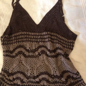 Stickat vintage linne - Fint skick med justerbara axelband!! Jätte söt till sommaren. Sälj då den inte kommer till användning. Om du har frågor eller vill diskutera priset hör av dig💗💗