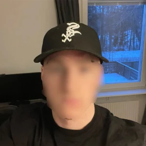 New era keps - En snygg keps som är lite för stor för mig därav säljer jag den! Den är knappt använd! Säljer för 149 kostar runt 500 ny! 