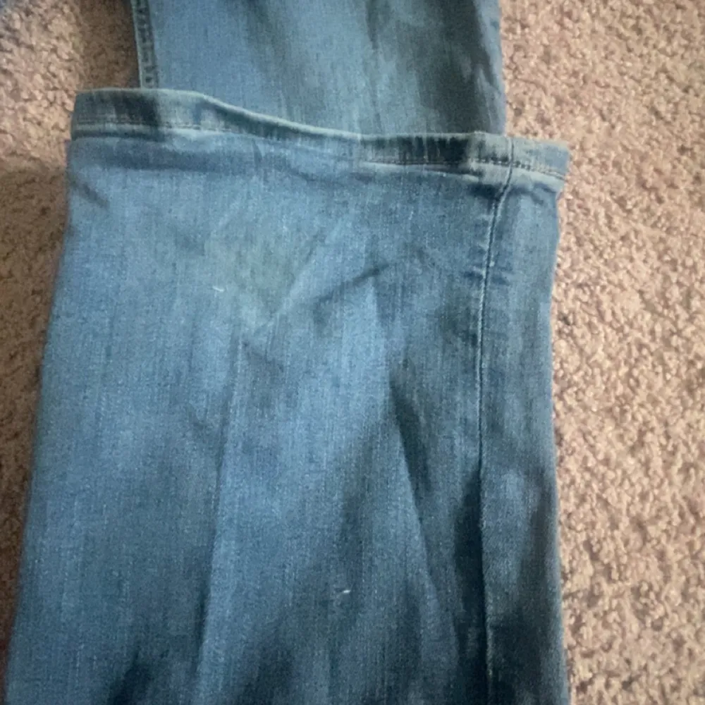 Super fina Bootcut jeans med låg midja från zara. Säljer dem då dem är alldeles för långa för mig som är 160 cm lång💓. Jeans & Byxor.