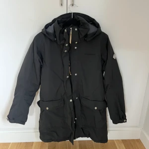 Didriksson jacka  - Säljer en Didriksson jacka som är i fint skick, nypris 1500. Storlek 38 🩷