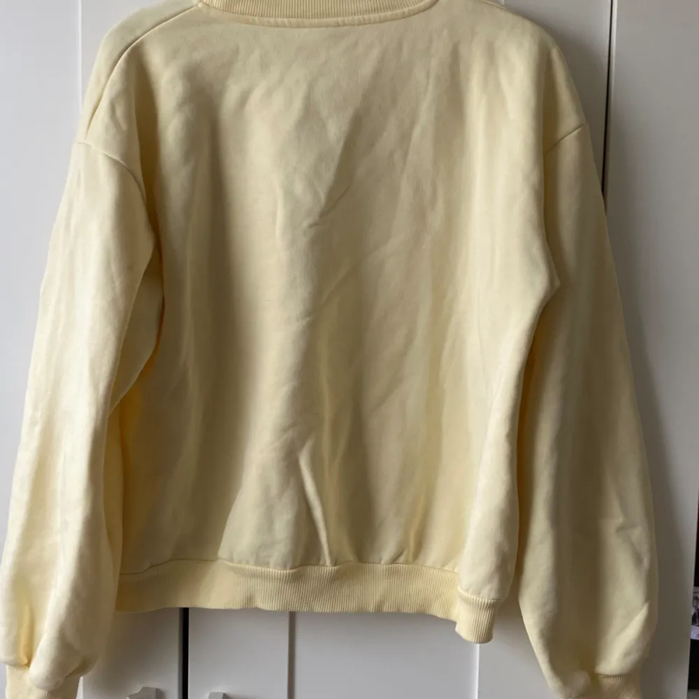Ljus gul sweatshirt från Lindex. Strl 170, gott skick ej använd mkt. Skriv om intresserad!! Frakt betalas av köpare Kommer från ett rök och djurfritt hem. Tröjor & Koftor.