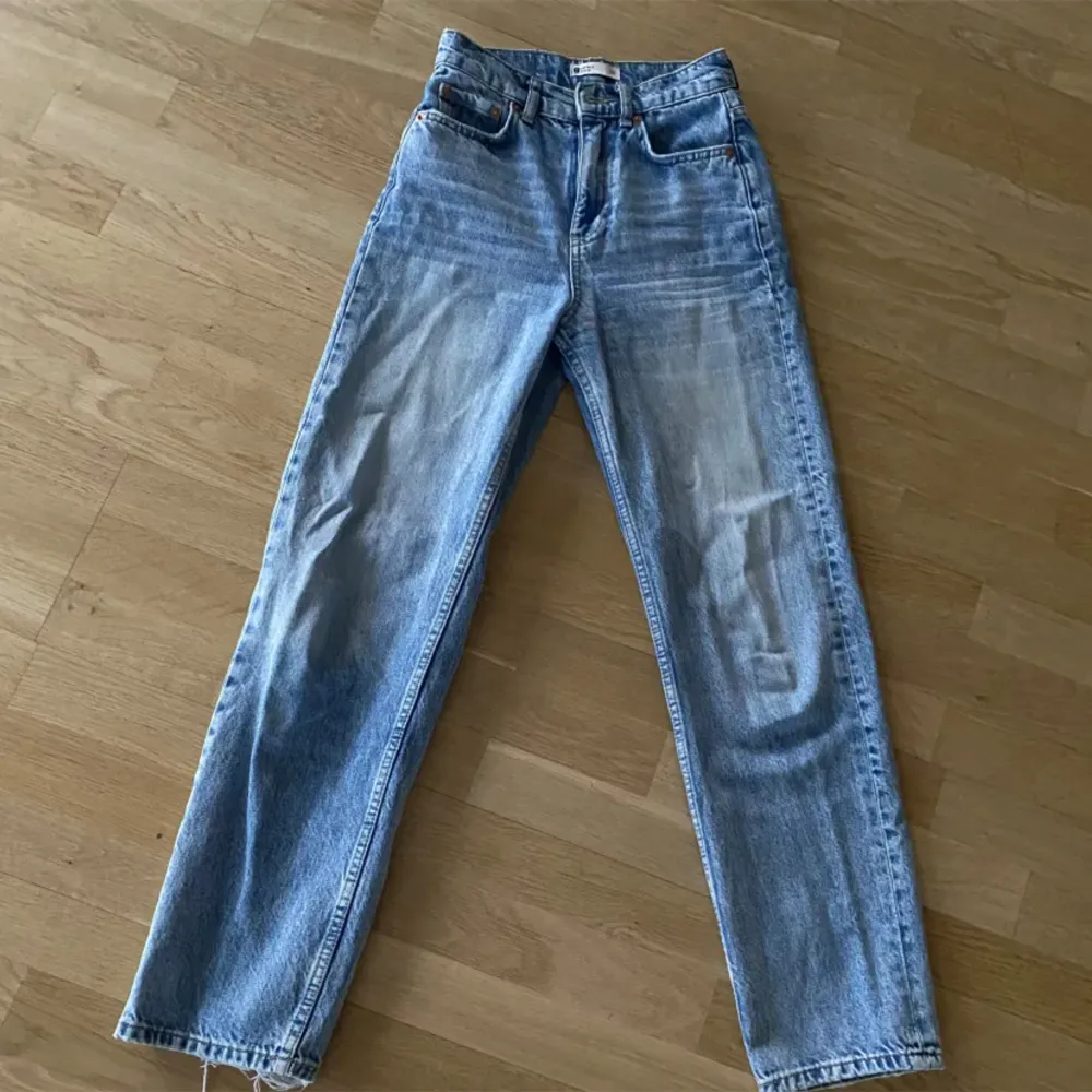 Blåa jeans petit från Gina tricot. Säljer pågrund av att de blivit för små. Bra skick. Köpte för 499. . Jeans & Byxor.