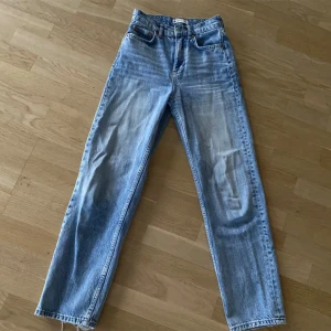 Blåa jeans  - Blåa jeans petit från Gina tricot. Säljer pågrund av att de blivit för små. Bra skick. Köpte för 499. 