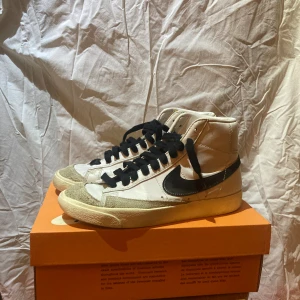 Nike blazer - Tjena säljer ett par Nike blazer för dom är för små för mig  Skick: 7/10 Pris kan diskuteras vid snabb affär 
