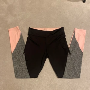 Snygga träningsbyxor - Snygga träningsbyxor i fina färger! Storlek 170 men passar S lika bra❤️
