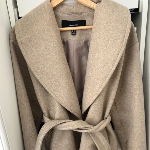 Kappa Vero Moda - En medellång och stilig kappa från Vero Moda, fint skick och perfekt till vardags men även finare tillfällen!  