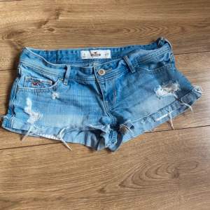 Säljer dessa snygga lågmidjade jeansshorts från hollister!🥰🥰