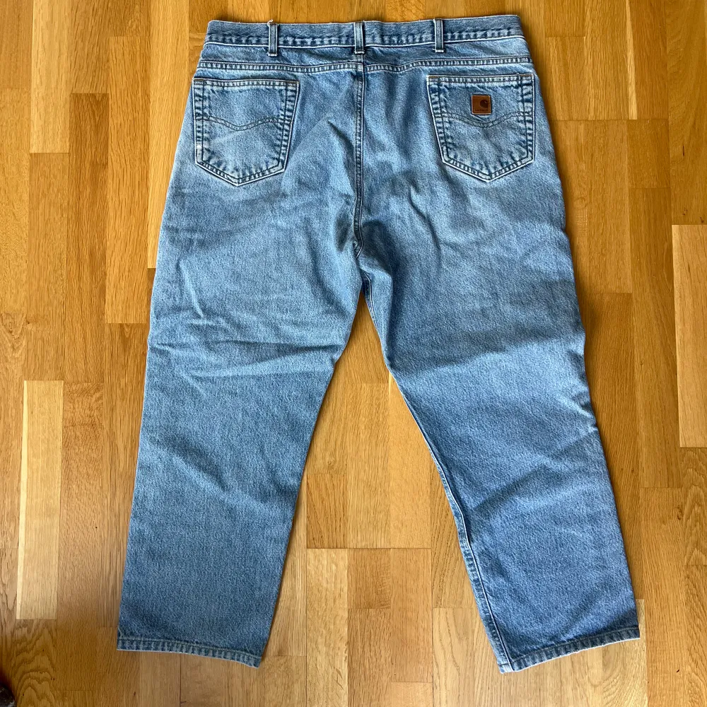 Vintage Carhartt jeans! Ett hål på knät och mindre defekter/tecken på användning finns men i överlag fint ”vintage skick”! :) . Jeans & Byxor.