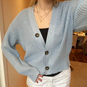 Ljusblå kofta - Bra skick, normal i storleken och använd enstaka gånger. Det är bara att skriva vid frågor💗