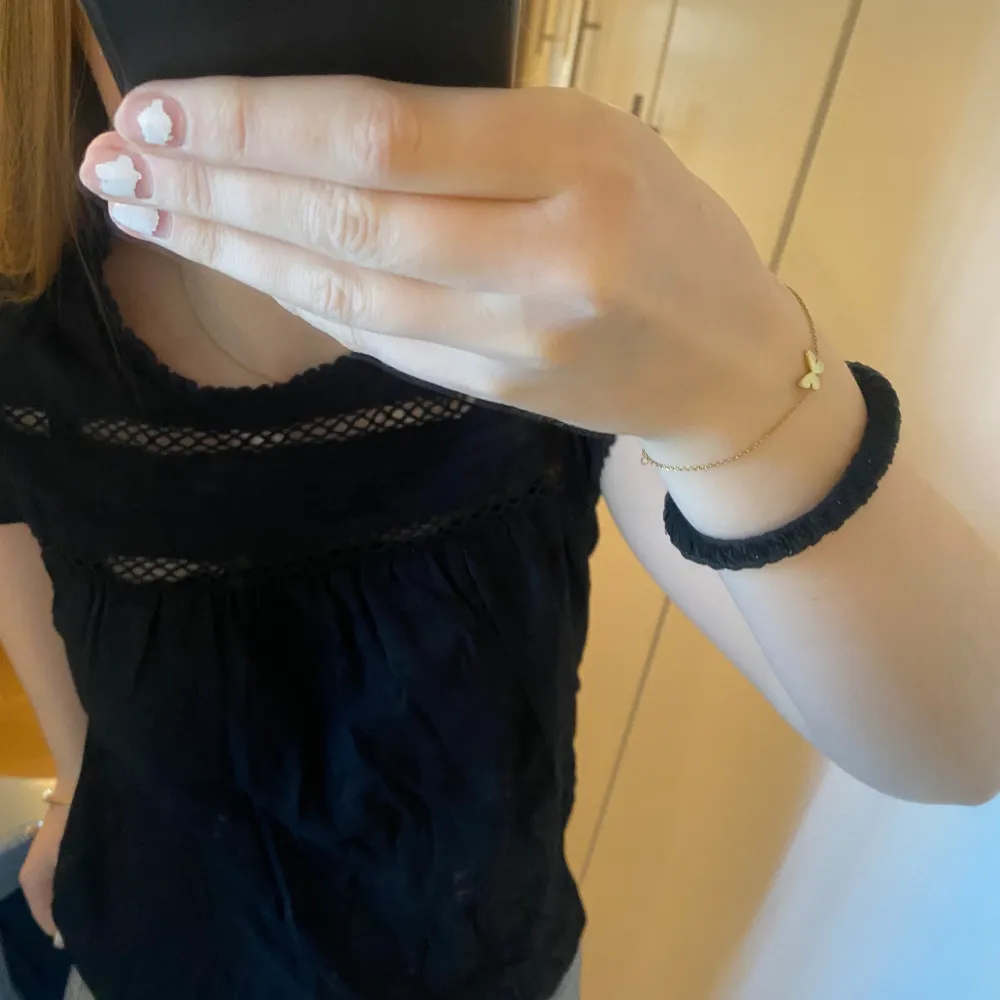 Super fin svart blus från Vero Moda med hålbroderi💓 Använd fåtal gånger, inga defekter!!. Blusar.