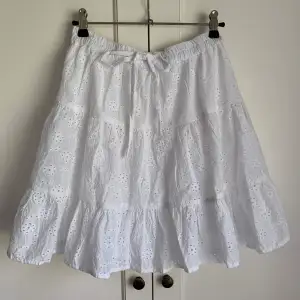 Vit broderad kjol med resår i midjan. Säljer då den var lite för stor för mig som använder xxs/xs. Endast använd en gång, inga defekter! 