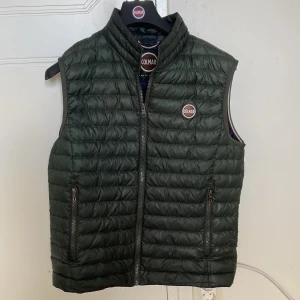 Colmar väst - Mörkgrön väst från colmar. Skick 8/10. Storlek: S passar M. Pris kan möjligen diskuteras vid snabb affär. Hör av dig vid några frågor alternativt fler bilder. 