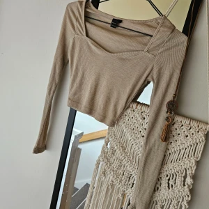 Magtröja - Magtröja, lite nopprig. Djur finns i hemmet. 