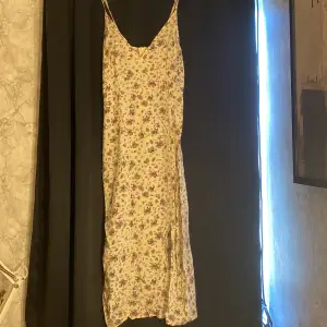 En klänning jag köpte till min kompis student förra året. Satt inte alls bra över bysten(har 75F). Den har inga ärmar, är väldigt tunn och luftig med en liten slits nere vid vänstra benet. 