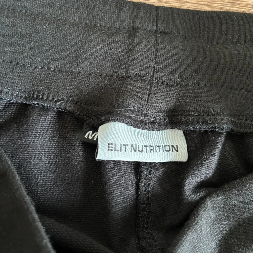 Elit nutrition Joggers Träningsbyxor, helt nya och aldrig använda. Super snygga och sköna byxor till gymmet eller liknande. Storlek M. Jeans & Byxor.