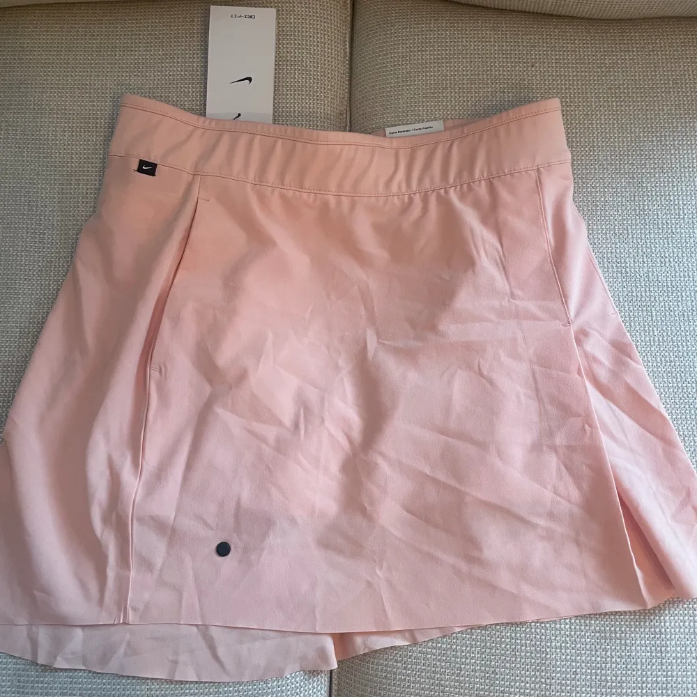 Rosa golfkjol ifrån Nike!🩷 med inbyggda mini shorts och fickor. Endast testad! Möts upp i Stockholm 🩷. Kjolar.