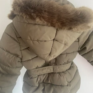 Jacka - khakigrön - stl 122 - Jacka  Kapuschong (avtagbar) Stl 122 Märke;  Mayoral girl