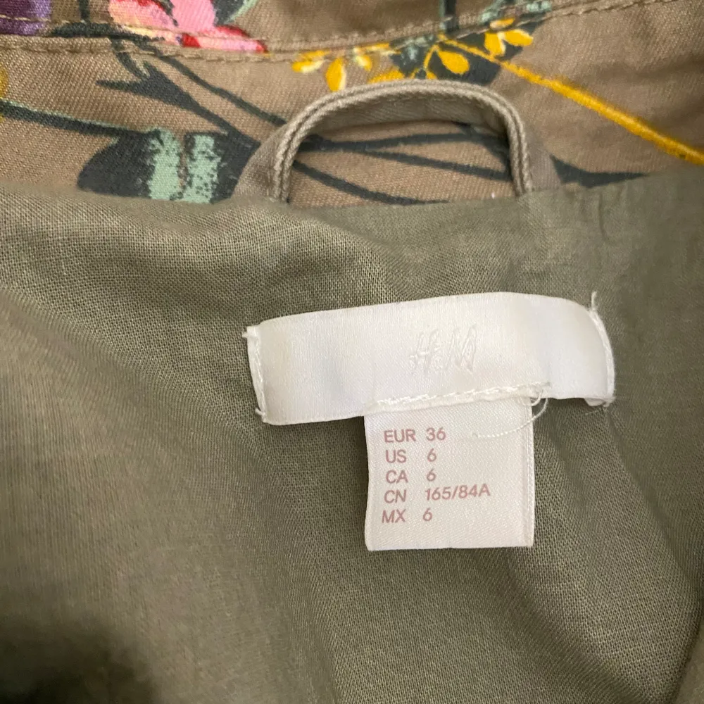 Militärgrön med snygga blommor. INGA defekter som ny och använd mycket försiktigt, väl omhändertagen. Från H&M för ca 7 år sedan så finns troligen ej kvar sortimentet. (Köpt av min mamma därmed köpt för länge sedan.) Nypris 500 kr. Skriv om frågor!💐🙂. Jackor.