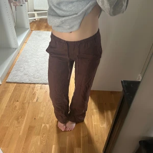 Linnebyxor - Bruna linnebyxor! Dom är midwaist skulle ja säga, brukar dra ner dom mer dock så dom ”hänger” lite. Ja är 168 o dom är långa på mig💗