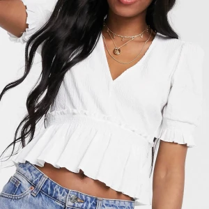 Topp - Söt vit topp/blus från Pull and Bear i storlek XS. Bra skick