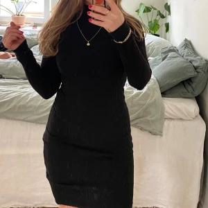 Poloklänning - Svart figursydd klänning med polokrage, lite tjockare material. Nelly, xs
