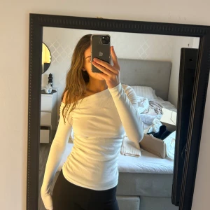 Topp - Superfin topp med bar axel helt oanvänd med lapp kvar. 