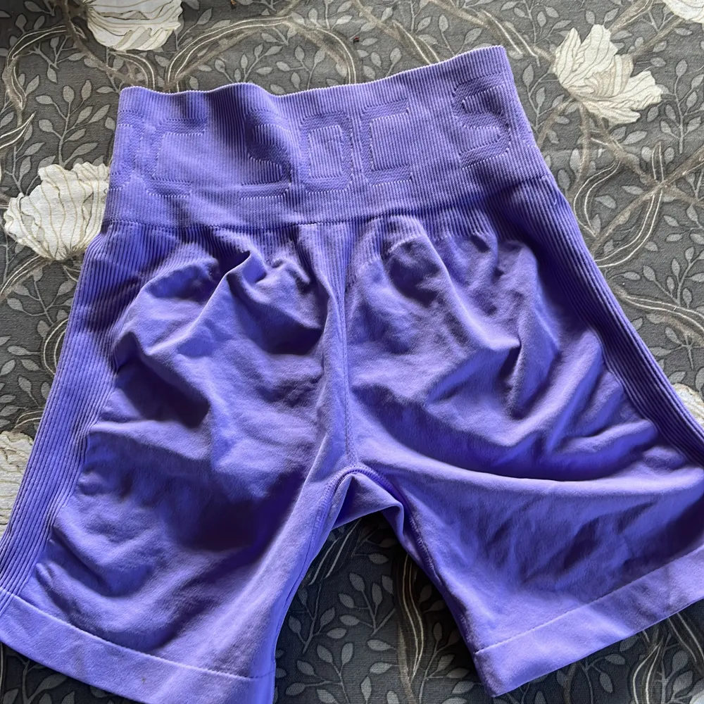 Shortsen är i storlek xs/s och är sällan använda. Dom är lila men ser lite mer blå ut på bilden. Nypris 299kr jag säljer dom för 99kr. . Sport & träning.