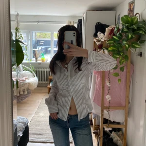 Figursydd skjorta - Figursydd skjorta som är randig. Helt ny, aldrig använd.