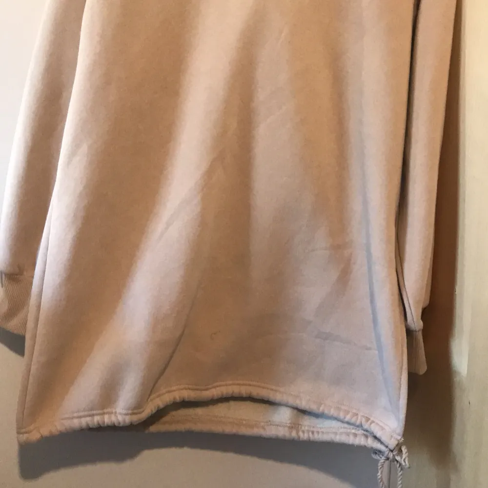 En beige lång hoodie med luva. Aldrig använd. Från lager 157. Storlek XS-S. . Hoodies.