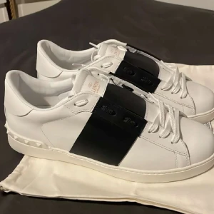 Valentino skor  - Tjena säljer mina hög kvalitet Valentinos som jag fick i present. Skorna passade tyvär inte så jag ska sälja dem. Skorna är storlek 40 och passar alla outfits. 