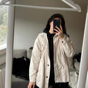 Beige Manchester jacka från zara i xs😊