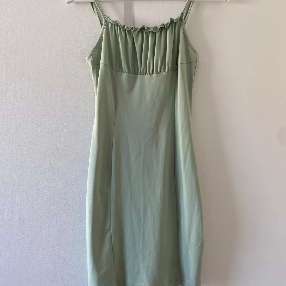 Supersöt kort figurnära, mintgrön klänning säljes pga används ej. Inga defekter💚 i storleken XS. Klänningar.