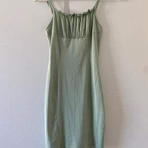 Supersöt kort figurnära, mintgrön klänning säljes pga används ej. Inga defekter💚 i storleken XS