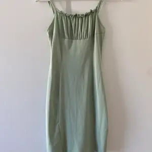 Supersöt kort figurnära, mintgrön klänning säljes pga används ej. Inga defekter💚 i storleken XS
