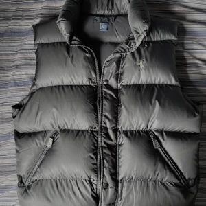 Svart Polo Ralph Lauren väst - Storlek: M Skick: 8/10 Pris: 1000  Hör av er om ni har frågor eller annat!